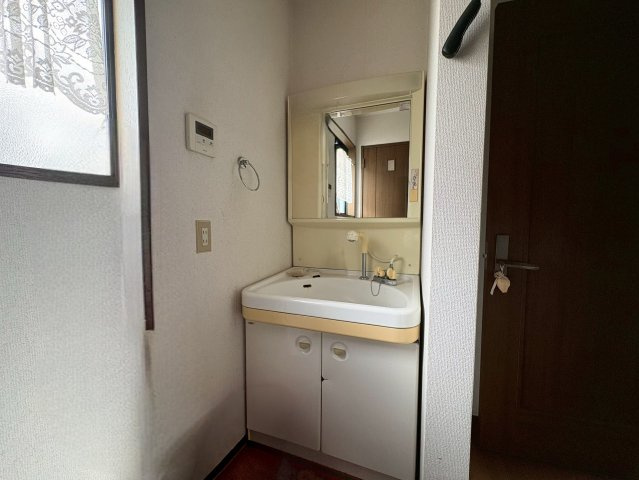 向日市寺戸町大牧　　　　　の独立洗面台|2階 トイレの向い側には洗面台がございます。