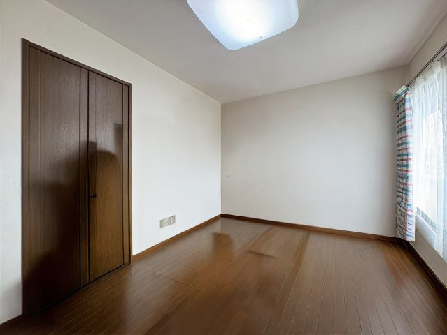 向日市寺戸町大牧　　　　　の洋室|2階 洋室（約6.4帖）
収納スペースがあり、お子様部屋にも丁度良いです。