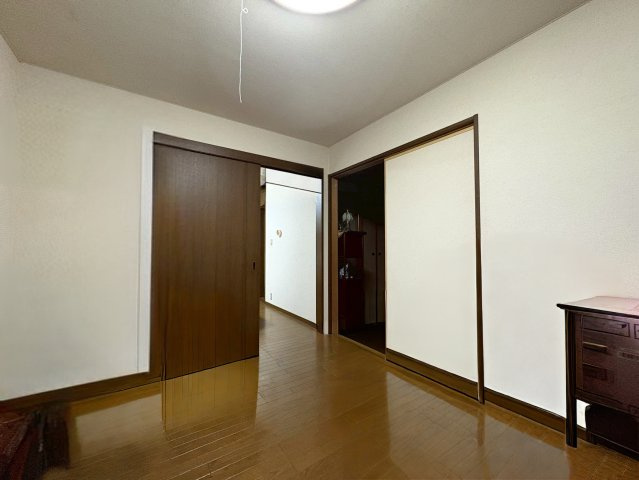 向日市寺戸町大牧　　　　　の洋室|1階 洋室（約6.4帖）
隣接の洋室・和室に出入りできます。