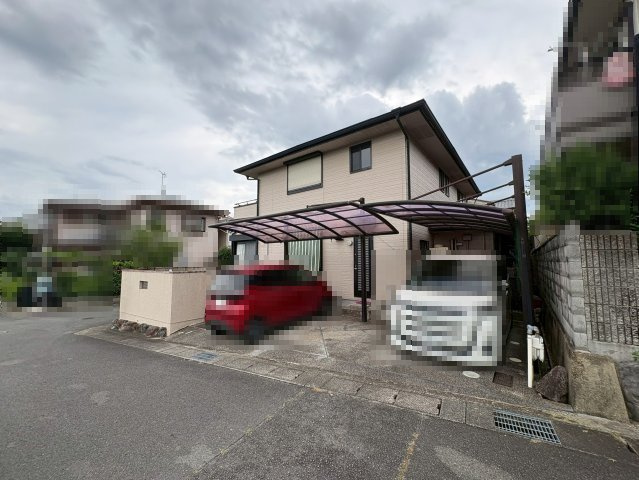 向日市寺戸町大牧　　　　　の前面道路含む現地写真|駐車3台可能（車種による）
カーポート付きで大切なお車を雨や日差しから守ります。