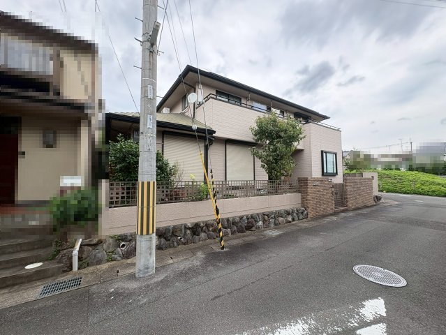 向日市寺戸町大牧　　　　　の前面道路含む現地写真|前道：東側公道幅員約5.8ｍ／南側公道幅員約5.2ｍの角地です。