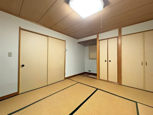 向日市寺戸町大牧　　　　　の和室|1階 和室（約8.7帖）
床の間があり、和の趣を感じられます。