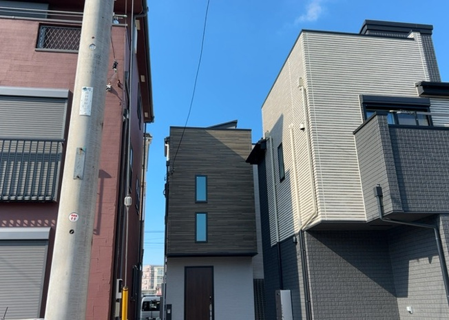 【外観】 | 現在は上棟となっています。現地をご見学に行く際は、道路の幅や周辺の交通量、施設などをご確認頂くことをおすすめします！ある程度イメージをつけたいという場合は、同売主の施工事例や完成パースもお見せします。