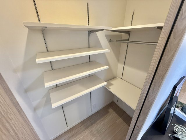 朝日プラザ梅ヶ丘の収納|衣類はもちろん、暖房器具などの季節物やアウトドアグッズもたっぷりと収納できるマルチ収納。

現地ご見学希望・資料請求などお気軽にお問い合わせ下さい！
03-5990-5201