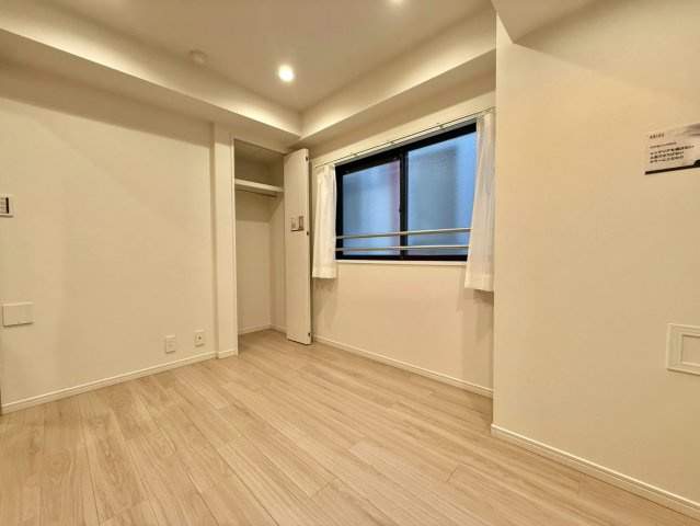 朝日プラザ梅ヶ丘の洋室|白を基調としたお部屋は光を反射するため、お部屋が明るく美しく見えますね！

現地ご見学希望・資料請求などお気軽にお問い合わせ下さい！
03-5990-5201