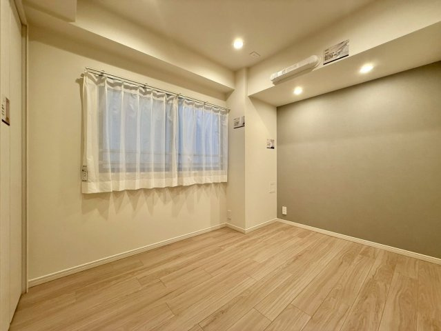 朝日プラザ梅ヶ丘の洋室|壁の一面をアクセントクロスにしたオシャレな空間です。

現地ご見学希望・資料請求などお気軽にお問い合わせ下さい！
03-5990-5201