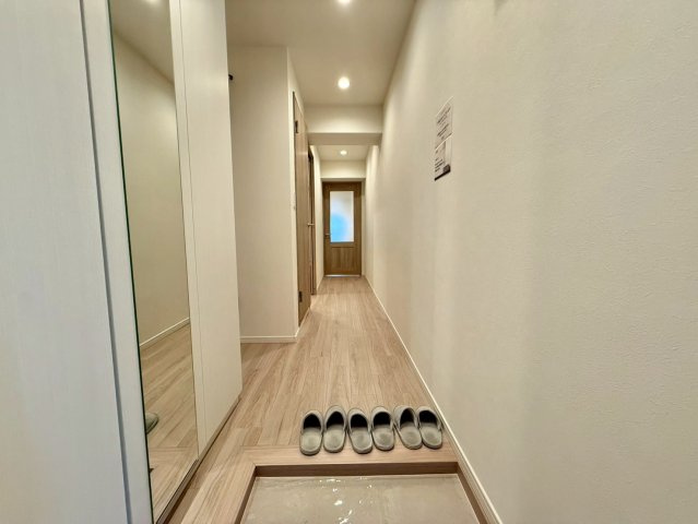 朝日プラザ梅ヶ丘の玄関|お出かけ前の身だしなみチェックに役立つ鏡と収納完備の玄関です。

現地ご見学希望・資料請求などお気軽にお問い合わせ下さい！
03-5990-5201