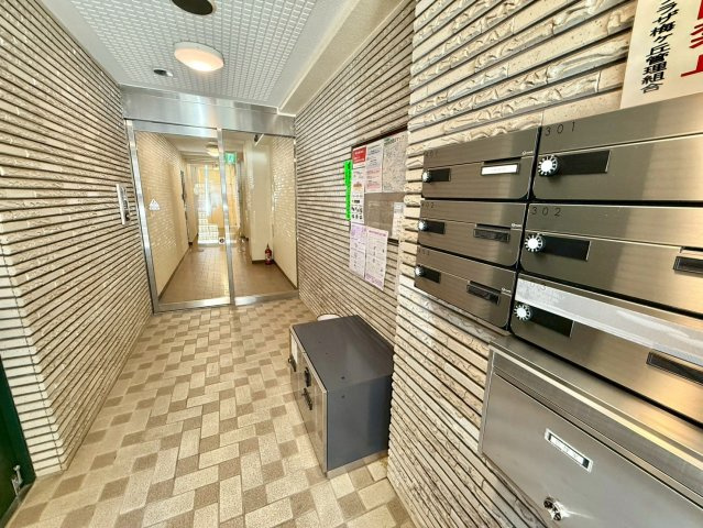 朝日プラザ梅ヶ丘のロビー|留守にしていても荷物が受け取れる宅配ボックスあり。再配達のストレスがありません！

現地ご見学希望・資料請求などお気軽にお問い合わせ下さい！
03-5990-5201
