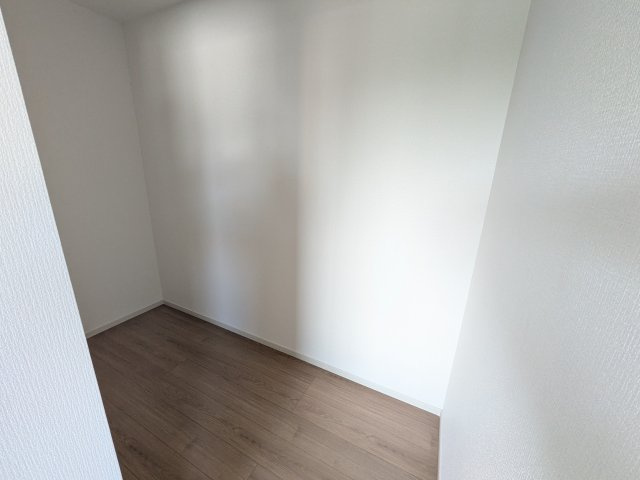 取手市宮和田　15期　新築戸建て　1号棟の収納|大容量のウォークインクローゼット。衣類はもちろん、スーツケースや季節の家電もまとめて収納でき、居室空間をすっきりと保ちます。