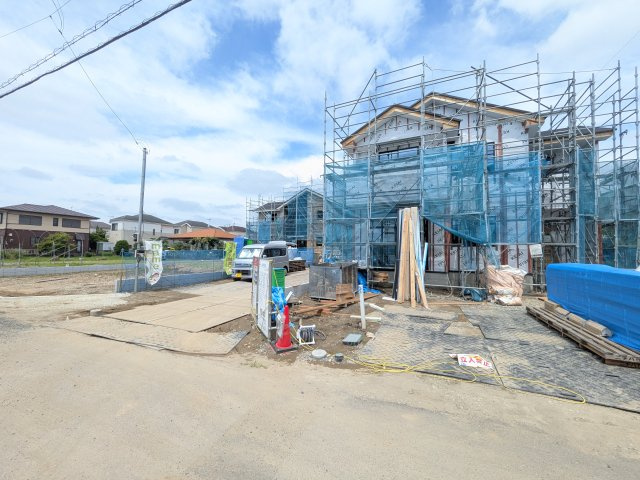 取手市宮和田　15期　新築戸建て　1号棟の前面道路含む現地写真|現地完成済で建物や駐車場、お庭も全てご覧いただけます。
陽当たりや敷地の広さをご確認できます！
本日のご見学も可能です♪
お気軽にお電話またはお問い合わせください。