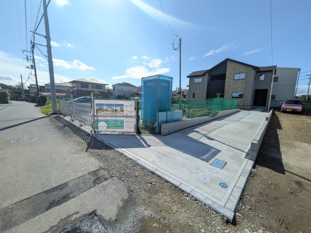 取手市宮和田　15期　新築戸建て　1号棟の前面道路含む現地写真|現地完成済で建物や駐車場、お庭も全てご覧いただけます。
陽当たりや敷地の広さをご確認できます！
本日のご見学も可能です♪
お気軽にお電話またはお問い合わせください。