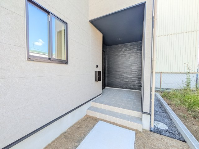 取手市宮和田　15期　新築戸建て　1号棟の玄関|お洒落な玄関ドアと洗練された外壁デザイン。家の顔にふさわしい上質な佇まいで、ご家族やお客様を迎えます。