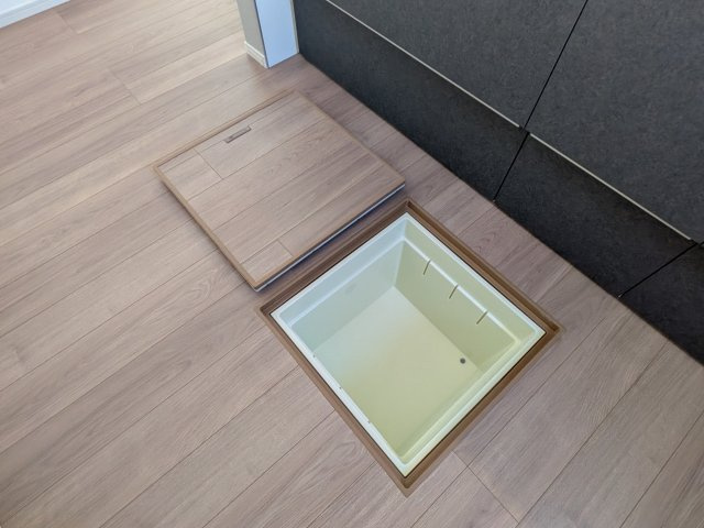 取手市宮和田　15期　新築戸建て　1号棟のキッチン|お米や根菜などの食材保管にも適した、便利な床下収納。使用頻度の低い調理器具なども賢く収納できます。