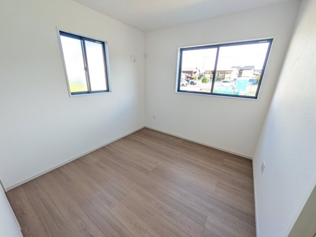 取手市宮和田　15期　新築戸建て　1号棟の洋室|リビングと繋がる多目的スペース。引き戸を開ければ広々LDK、閉じれば客間や書斎、お子様の遊び場に早変わりします。日当たりも良好です♪