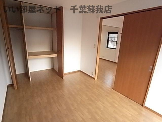 ファミールの寝室|落ち着いた色調の寝室です