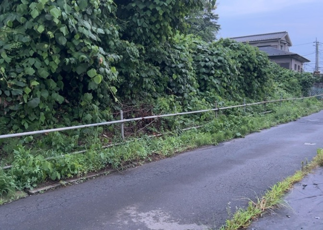 【外観】 | 土地の形が極端に長細かったり、狭小地、あるいは道路との高低差がある傾斜地だった場合、後々売ろうとしても買い手がつかない場合もあります。後々、売却することになった時に価値の下がらない土地を選びましょう。
