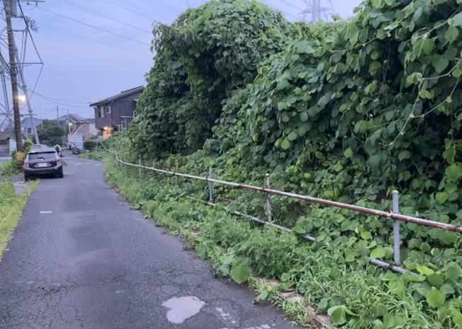 【外観】 | 土地の前の道路に消火栓が設置されていることがあります。この場合、道路交通法第45条第1項により、駐車禁止の場所が指定されています。そのため、車庫などの駐車スペースをつくることができない場合があります。