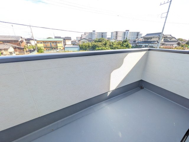 取手市宮和田　15期　新築戸建て　3号棟のバルコニー|洗濯物も布団もまとめて干せるワイド設計。
広々としたワイドバルコニーで、家事の効率が上がり、日々の暮らしが快適になります。