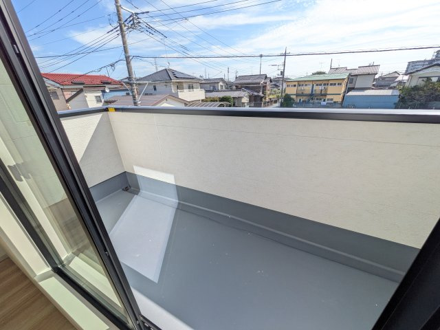 取手市宮和田　15期　新築戸建て　3号棟のバルコニー|洗濯物も布団もまとめて干せるワイド設計。
広々としたワイドバルコニーで、家事の効率が上がり、日々の暮らしが快適になります。
