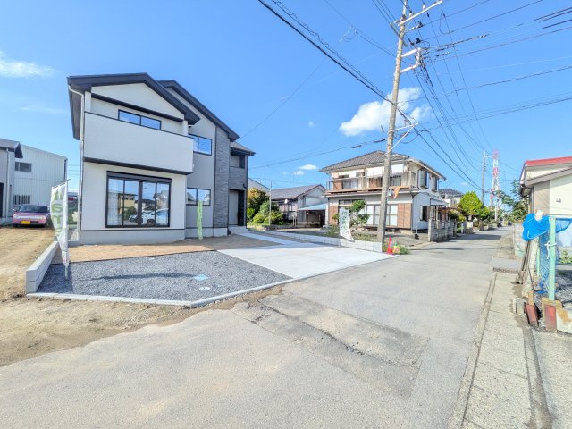 取手市宮和田　15期　新築戸建て　3号棟の前面道路含む現地写真|現地完成済で建物や駐車場、お庭も全てご覧いただけます。
陽当たりや敷地の広さをご確認できます！
本日のご見学も可能です♪
お気軽にお電話またはお問い合わせください。