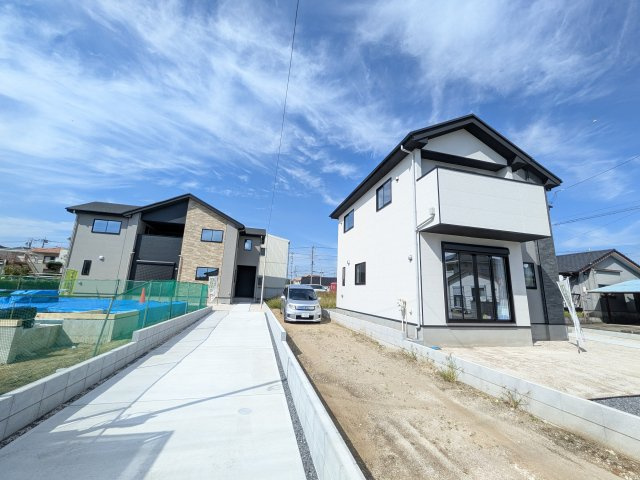 取手市宮和田　15期　新築戸建て　3号棟の前面道路含む現地写真|現地完成済で建物や駐車場、お庭も全てご覧いただけます。
陽当たりや敷地の広さをご確認できます！
本日のご見学も可能です♪
お気軽にお電話またはお問い合わせください。