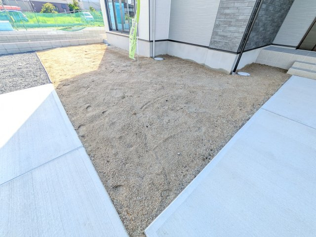取手市宮和田　15期　新築戸建て　3号棟の庭|リビングに明るい光を届ける広々とした南庭。
お子様の遊び場やペットのスペースとしても最適です。
室内外で心地よい暮らしが叶います。