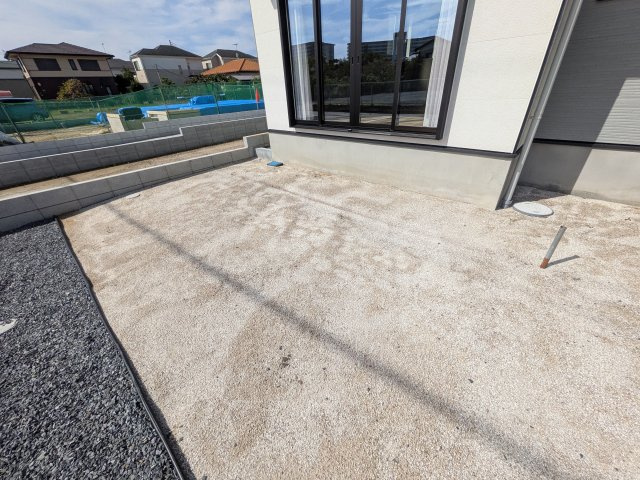 取手市宮和田　15期　新築戸建て　3号棟の庭|リビングに明るい光を届ける広々とした南庭。
お子様の遊び場やペットのスペースとしても最適です。
室内外で心地よい暮らしが叶います。
