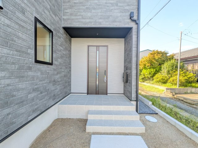 取手市宮和田　15期　新築戸建て　3号棟の玄関|お洒落な玄関ドアと洗練された外壁デザイン。家の顔にふさわしい上質な佇まいで、ご家族やお客様を迎えます。