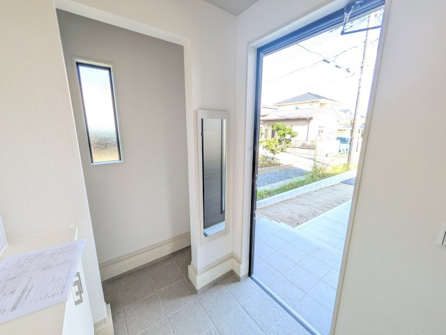 取手市宮和田　15期　新築戸建て　3号棟の玄関|家族全員の靴がスッキリ片付く大容量シューズボックス完備。
お客様を気持ちよく迎えられる、明るく清潔感あふれる玄関です。