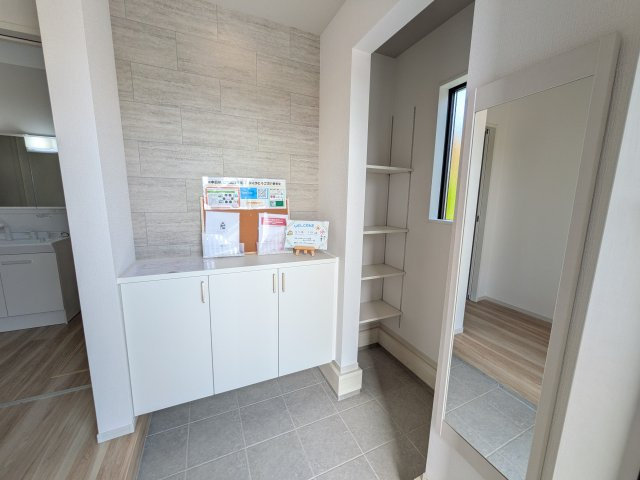 取手市宮和田　15期　新築戸建て　3号棟の玄関|家族全員の靴がスッキリ片付く大容量シューズボックス完備。
お客様を気持ちよく迎えられる、明るく清潔感あふれる玄関です。
