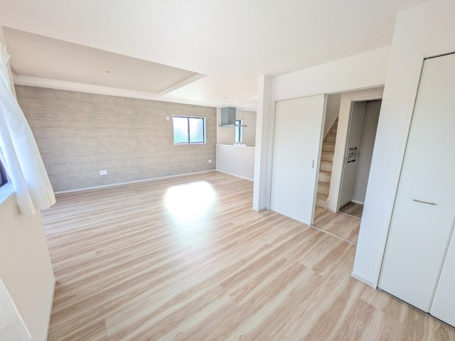 取手市宮和田　15期　新築戸建て　3号棟の居間・リビング|居心地の良いデザインと機能性を両立。ご友人を招いたり、趣味を楽しんだり、様々なシーンで活躍する団らんの中心地です。