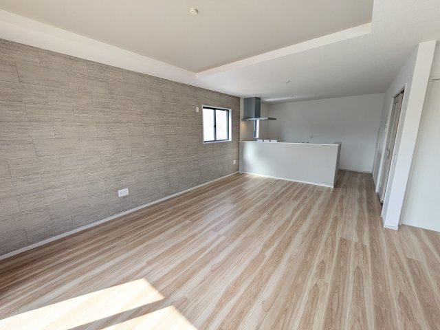 取手市宮和田　15期　新築戸建て　3号棟の居間・リビング|居心地の良いデザインと機能性を両立。ご友人を招いたり、趣味を楽しんだり、様々なシーンで活躍する団らんの中心地です。