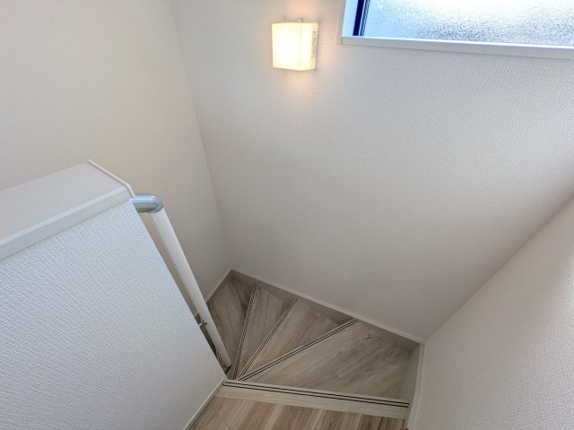 取手市宮和田　15期　新築戸建て　3号棟の内装|窓付きで明るい階段は、手すり付きでお子様からご年配の方まで安心して上り下りができます♪