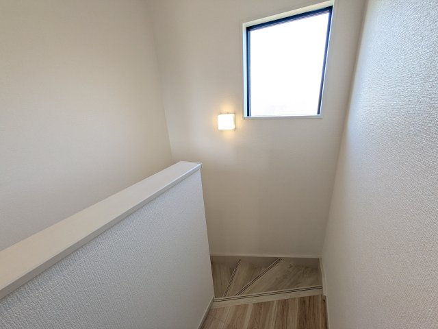 取手市宮和田　15期　新築戸建て　3号棟の内装|窓付きで明るい階段は、手すり付きでお子様からご年配の方まで安心して上り下りができます♪