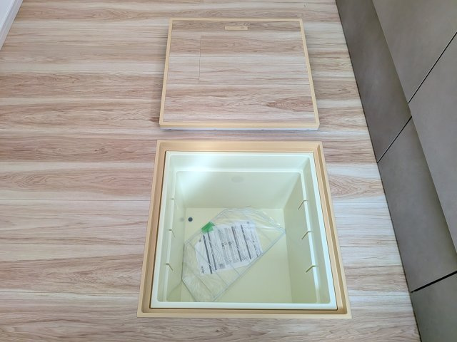 取手市宮和田　15期　新築戸建て　3号棟のキッチン|お米や根菜などの食材保管にも適した、便利な床下収納。使用頻度の低い調理器具なども賢く収納できます。