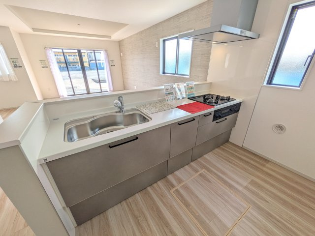 取手市宮和田　15期　新築戸建て　3号棟のキッチン|料理がもっと楽しくなる広々としたワークトップ。お手入れしやすい素材を採用し、日々の掃除もラクラクこなせます。