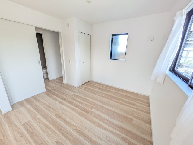 取手市宮和田　15期　新築戸建て　3号棟の洋室|リビングと繋がる多目的スペース。引き戸を設置すれば広々LDK、そのままでも客間や書斎、お子様の遊び場に早変わりします。日当たりも良好です♪