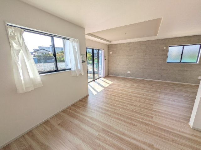 取手市宮和田　15期　新築戸建て　3号棟の居間・リビング|リビングと繋がる多目的スペース。
日当たりも良好です♪