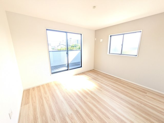 取手市宮和田　15期　新築戸建て　3号棟の洋室|バルコニーに面した２面採光で明るく開放的な洋室です。
デザイン性の高いアクセントクロスで、落ち着いた雰囲気を演出。収納力たっぷりのWIC完備で、室内をすっきりと保てます♪