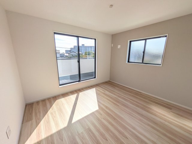 取手市宮和田　15期　新築戸建て　3号棟の洋室|バルコニーに面した２面採光で明るく開放的な洋室です。
デザイン性の高いアクセントクロスで、落ち着いた雰囲気を演出。収納力たっぷりのWIC完備で、室内をすっきりと保てます♪