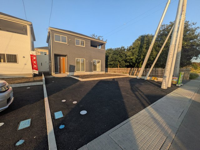那珂市杉　第3　2号棟の前面道路含む現地写真|写真だけでは伝わらない快適さを、ぜひ現地で体感しませんか？
即日見学可能です！平日のご案内も可能です♪
お気軽にお問合せまたはお電話ください！
0297-86-8370まで【リアライズ不動産】