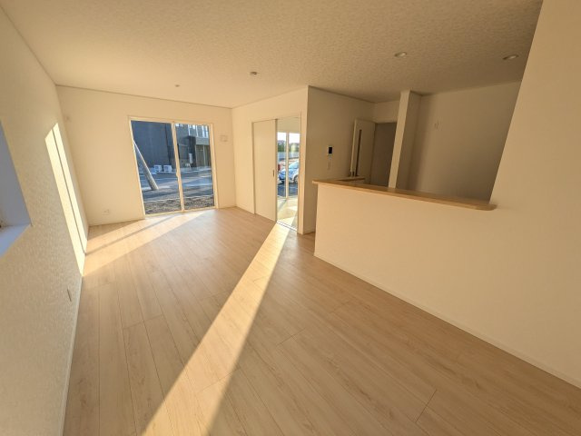 那珂市杉　第3　2号棟の居間・リビング|家族の会話が自然と弾む、広々としたゆとりのLDK。南西向きの窓からたっぷりの光が射し込む明るく快適な空間です。