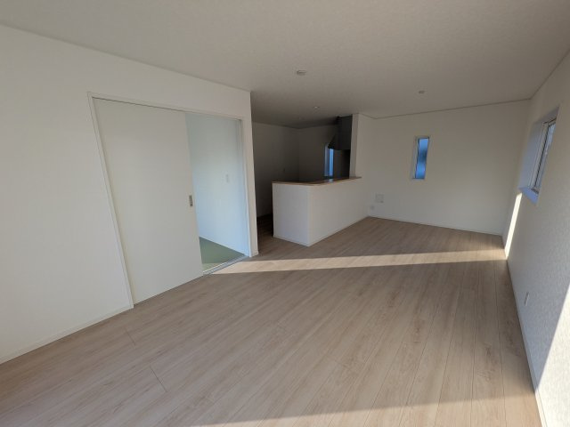 那珂市杉　第3　2号棟の居間・リビング|居心地の良いデザインと機能性を両立。ご友人を招いたり、趣味を楽しんだり、様々なシーンで活躍する団らんの中心地です。