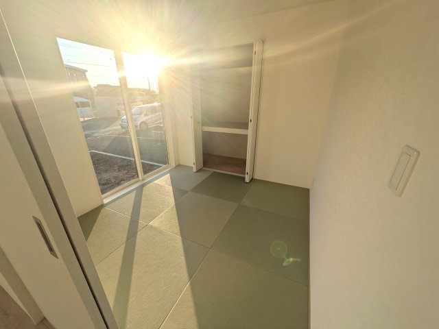 那珂市杉　第3　2号棟の洋室|陽当たりの良い明るい洋室。
お子様の成長に合わせて、学習部屋や趣味の部屋など、多目的にフレキシブルに活用できます。