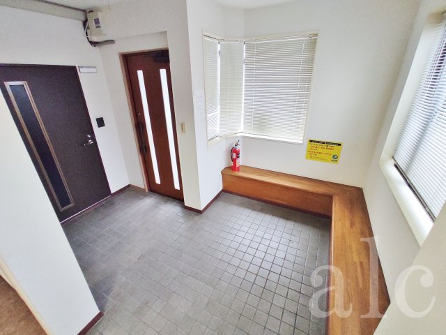 杉並区西荻南２丁目の賃貸マンションのロビー|エントランスをくぐるとちょっとした休憩スペースが。
