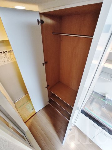 杉並区西荻南２丁目の賃貸マンションの収納|大きめの収納。共用部には1部屋につき1か所、無料ロッカーもございます。