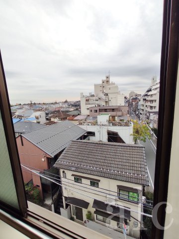 杉並区西荻南２丁目の賃貸マンションのバルコニー|目の前は抜けていますので日当たりも良好です。