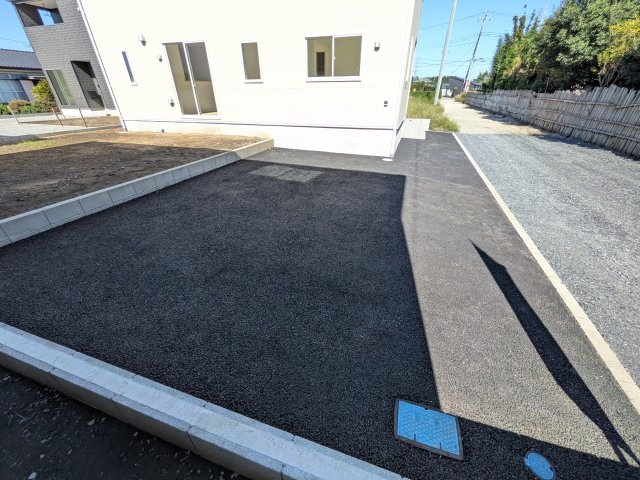 那珂市杉　第3　１号棟の駐車場|駐車4台可能で、出し入れしやすいゆとりのカースペース。
月々の駐車場代が不要な点も大きな魅力です。