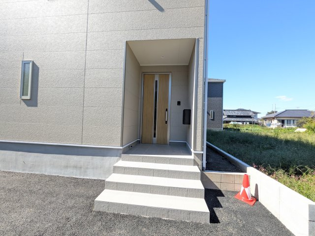 那珂市杉　第3　１号棟の玄関|玄関ドアはカードキーで開閉も楽々♪
スマホでの開錠と施錠も可能です！
玄関上部には人感センサー付きのダウンライトがあるので、夜間の帰宅時に自動で点灯してくれます♪
防犯対策面にも一役買ってくれます！