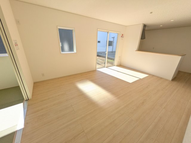 那珂市杉　第3　１号棟の居間・リビング|家族の会話が自然と弾む、広々としたゆとりのLDK。南西向きの窓からたっぷりの光が射し込む明るく快適な空間です。